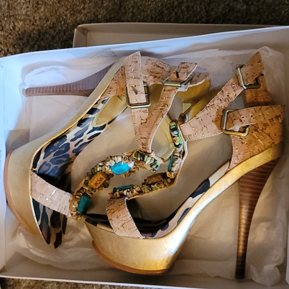 Heels super cute heels worn 1x small scrape on bottom of front of left shoe